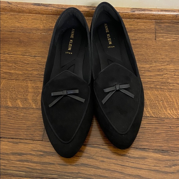 Anne Klein “Town” Suede Pointed-Tow Bow Loafers in Black, Size 9.5 - Picture 8 of 9